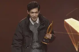 伍声09和820的影魔也很强，为什么冰蛙只把冠名给了pis？图片