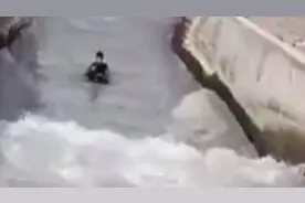 惊险！少年坠入湍急水流 警民合力救人图片