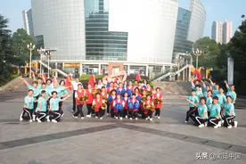 湖北枝江：娱乐养老艺术团歌唱党图片