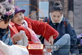 杨子妈妈泡脚后弯腰擦水，黄圣依举动获好评，怪不得婆婆赞不绝口图片