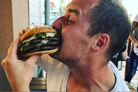 德国男子热衷麦当劳，24年每隔一天吃一个汉堡，腿上还有薯条纹身图片