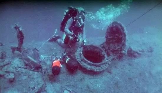 潜艇炸沉后，52米深的海底他是如何逃生的