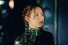 “尔晴”苏青一袭墨绿旗袍出镜，端庄优雅不失俏皮感，差点认不出图片