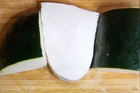 冬瓜里加一块豆腐，想不到这么好吃，营养下饭又解馋，好吃不油腻图片