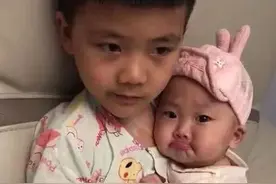 妹妹被妈妈教训后，一脸委屈的躲在哥哥怀里，兄妹俩太有爱了图片