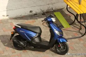 售价不到8千，铃木合资城市通勤踏板车，实用性强，油耗不到2升图片