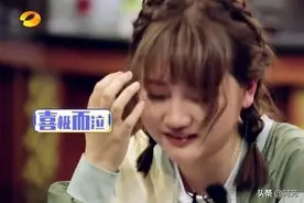 王一博兑现承诺，扮服务员为医护粉丝做卤粉，摘下帽子瞬间泪已崩图片