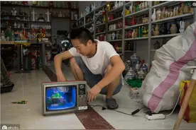 电视能养鱼能听歌，废酒瓶也能变成工艺品，看山东小伙咋变废为宝图片