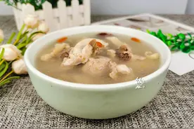 天冷喝鸡汤，爱吃榴莲的快收藏了，榴莲壳拿来炖鸡汤，好喝又健康图片