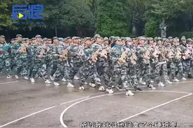 贵州黔东南一学校军训汇演，学生用纸壳自制武器，教官：训练的士气提高了图片