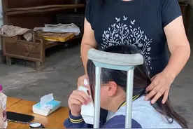 “楼长”学姐宿舍查零食，四川13岁女生被罚150个下蹲致终身残疾图片