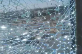 谁负责？临河一小区新房还未入住玻璃就碎了图片