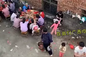 广西农村大妈吃酒席下手快准狠，上菜装袋一人一筷：还挺有秩序图片