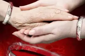 送高龄老人银手镯有讲究，要做到一重，二只，三个9图片