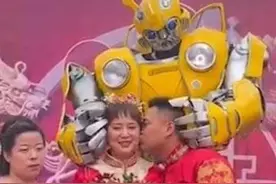 弟弟穿2.8米大黄蜂战甲为姐姐送亲 还不忘“按头亲亲”图片