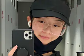 太叛逆！“英子”李庚希高调炫耀公厕喝茶，纯素颜出镜皮肤状态差图片