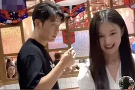 李晨逛陈赫火锅店！和多名美女热舞亲密互动，还大秀肌肉异常活跃图片