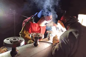 羡慕石油人福利好待遇高 那是没看到他们凌晨三点在户外加班加点图片