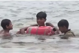 印度孩子为挣2块钱抱煤气罐过河，冒生命危险，还经常白干图片