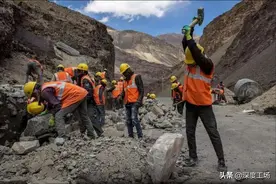 冬季河流干枯，5万印军断水到处打井找水：到现在还没找到地下水图片