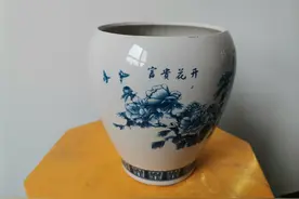 废酒瓶居然可以这样高大上，酒瓶切割做花盆图片