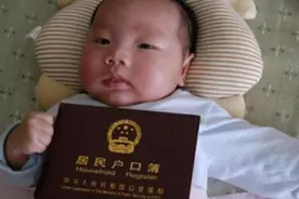 爸爸给娃取名“宇凡”，护士写错多添一笔，妈妈大喜：就它了图片