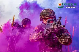 高清大图｜这个武警支队戈壁荒漠开展野外极限训练图片