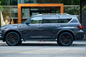 男子刚拿到驾照，开车去接女友下班，女友看到车内一纸条：不敢坐图片