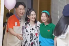 谢娜生二胎后正式复工，获赵丽颖捧场助威，与吴昕后台拥抱破不和图片