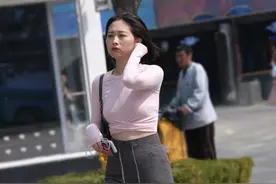 街拍；宝妈穿搭喇叭裤，气质这一块上去了图片