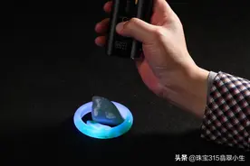 翡翠用紫光灯照有荧光反应是真的吗？怎么看翡翠手镯的真假？图片