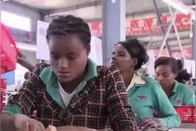 中国人在非洲开厂，一个月工资500包吃住，当地非洲人抢着干图片