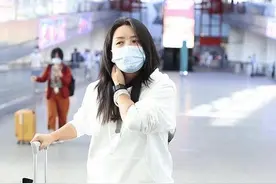 何洁这时尚真难懂，白色卫衣配牛仔短裤走机场，双腿粗壮真抢眼图片