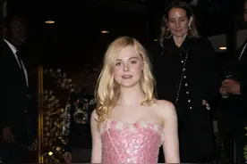 美国“国民闺女”范宁穿裸粉色纱裙太甜美，不愧是现实版白雪公主图片