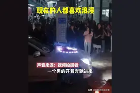 广西一男子开豪车在学校向女学生表白，现场很浪漫，引来学生围观图片