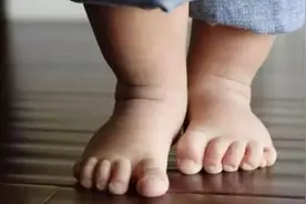 孩子光脚走路，父母要谨慎2个问题，以免“寒从脚起”图片
