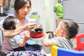 为何很多家庭都是姥姥带娃？背后的“断层优势”，奶奶可能没法比图片