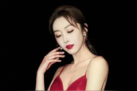 29岁宣璐穿红色吊带裙，造型大胆让人惊艳，浓妆红唇气质好迷人图片