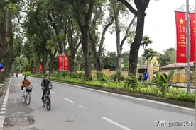 越南河内市庆祝南北统一45周年：彩旗飘扬、横幅遍天图片