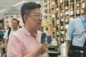 逛盒马鲜生，“偶遇”阿里巴巴副总裁，侯毅讲起河南话：“郑州盒马，真中！”图片