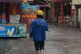 结局引起极度舒适！醉酒男子当街追打外卖小哥不罢手，还叫嚣着警察快点来抓他！图片