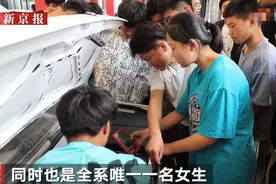 机械系唯一女生：学汽修很累，每天搬轮胎练体能图片