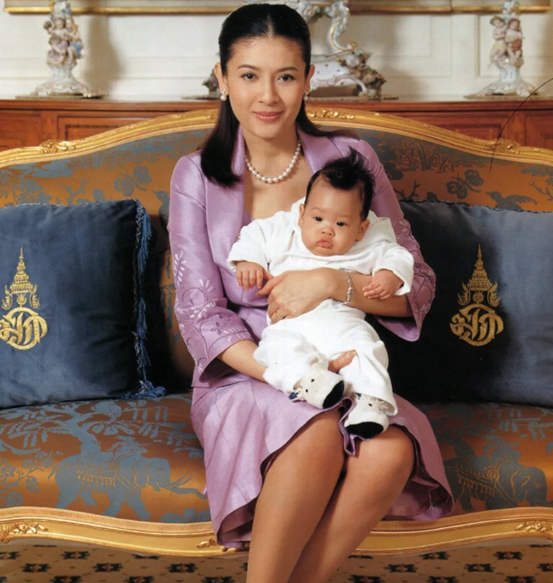 泰国最美王妃：婆婆不给王冠她戴发卡更惊艳，当嫂子还得跪小姑子