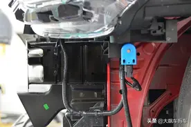 韩系车是有多爱用塑料，这是架子还是防撞梁？图片