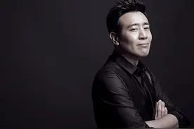 于和伟高调帮哥哥卖包子！服务周到被赞接地气，未戴口罩却遭批图片