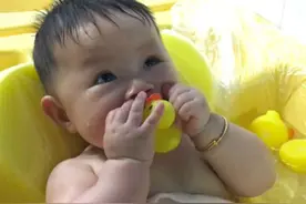 蠢萌可爱的洗澡鸭，差点让儿子眼睛失明，剪开后才发现里面这么脏图片