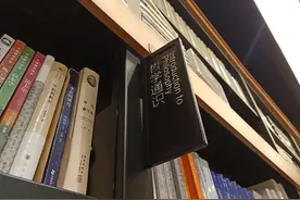 云淡风轻，晴空万里，坐看云起时，宇宙可在你手里把玩。图片
