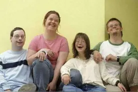 为啥“唐氏儿”小时候长得不一样，长大后都差不多？视觉上的错觉图片