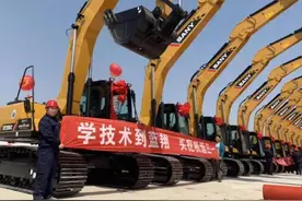 他是蓝翔挖掘机创始人，从穷小子白手起家，靠岳父妻子成亿万富豪图片