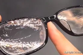 为什么要把眼镜放水里泡一泡？原来这么厉害，戴了20年才知道图片